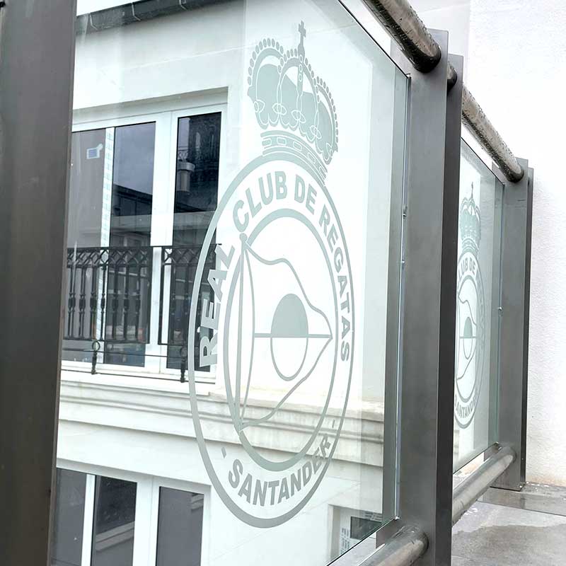 Rotulacion con vinilo de acido troquelado en Santander