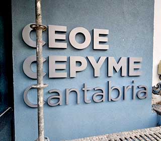 Colocación-de-letras-corpóreas-para-CEOE-en-Santander