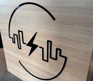 Colocación-de-logotipo-de-metacrilato-en-Santander