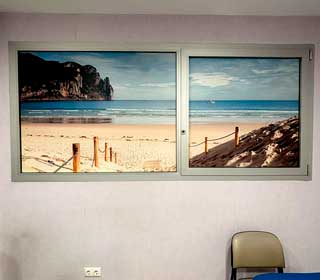 Decoración-con-vinilo-impreso-en-cristaleras-de-Hospital-de-Laredo