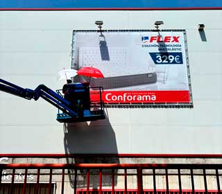 Colocación-de-lona-en-bastidor-en-fachada-en-Conforama-de-Santander