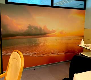 Decoración-con-mural-de-vinilo-en-Hospital-de-Laredo