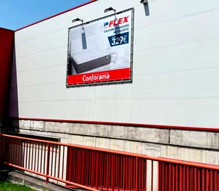 Instalación-de-lona-en-bastidor-en-fachada-en-Santander
