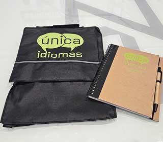 Mochila-y-libreta-personalizadas-para-escuela-de-idiomas-en-Cantabria